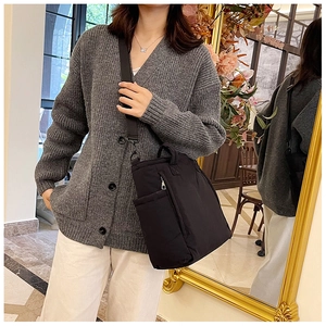 Details des verstellbaren Nylon-Schultergurts und der Reißverschlusstasche am schwarzen Shopper