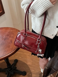 Sac sous le bras chic en cuir verni bordeaux avec nœud et breloques argentées