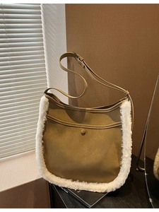 Borsa sottobraccio kaki minimalista con bordo in finta pelliccia bianca e tracolla regolabile
