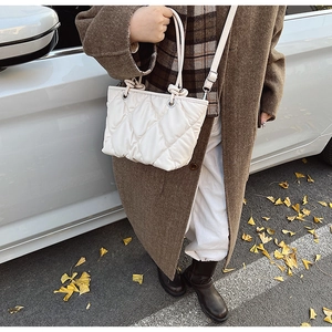 Détail d'un sac cabas blanc matelassé avec bandoulière nouée lors d'un shooting d'automne