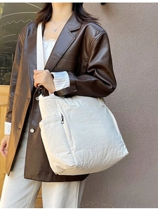Gesteppte Nylon-Einkaufstasche in Off-White mit verstellbarem Schultergurt und Reißverschluss