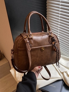 Sac Boston vintage en cuir marron avec boucle dorée et pendentif nœud pour femme