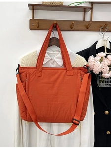 Gesteppte Tragetasche aus Nylon in Orange mit verstellbarem Schultergurt und großem Volumen