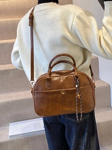 Sac à main vintage marron avec deux poignées et bandoulière amovible de style rétro chic