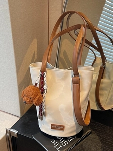 Retro bucket bag in off-white faux leather with brown straps and cute teddy charm