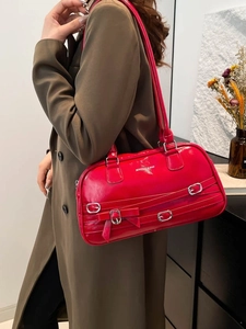 Sac à épaule chic en cuir verni rouge avec boucles argentées et grand design fourre-tout