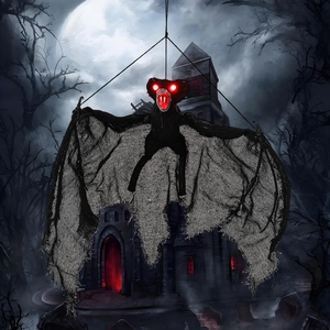 Halloween hangende vleermuis met gloeiende rode ogen en flarden grijze mesh vleugels