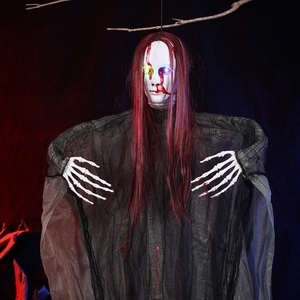 Fantasma di Halloween appeso con capelli rossi, occhi a LED luminosi e abiti lacerati