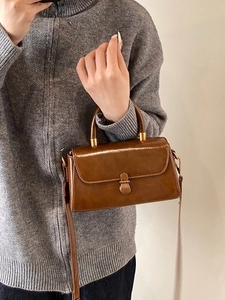Vintage dark brown square shoulder bag in glossy leather with gold metallic clasp