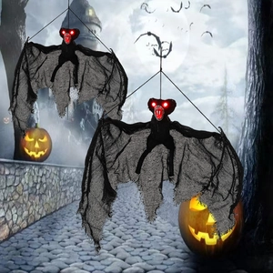 Hangende Halloween vleermuis met gloeiende rode ogen en flarden van zwarte vleugels