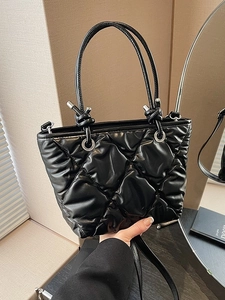 Sac seau matelassé noir en cuir avec détails argentés pour le quotidien et la mode