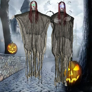 Dettaglio di fantasmi di Halloween appesi con occhi LED luminosi e vesti strappate