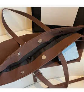 Dettaglio borsa tote marrone opaca con chiusure magnetiche e cerniera interna scorrevole