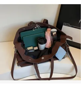 Vista interna della borsa tote marrone con grande capacità per tablet e oggetti vari