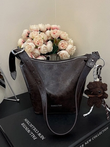 Vintage Crinkled PU Leather Bucket Bag For Women Retro Crossbody Shoulder Bag Small Hobo Bag With Plush Bear Charm Daily Use