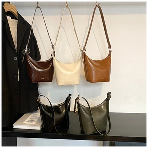 Detailed display of vintage faux leather crescent armpit bags in five classic colors