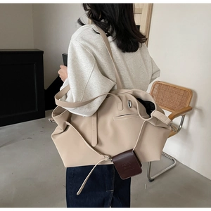 Grande borsa tote beige con lacci laterali e accessorio mini pochette marrone