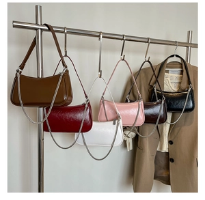 Six sacs portés épaule rétro en cuir de couleurs variées avec chaîne en métal