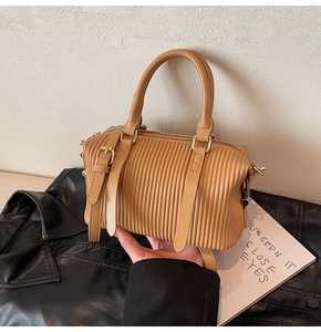 Detailansicht der khakifarbenen Boston-Handtasche mit Plissee-Struktur und Goldbeschlägen