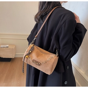 Borsa a tracolla in pelle scamosciata marrone con catena a fiori e campanello