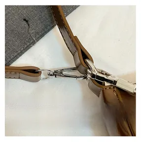 Détail d'un sac à main en cuir marron foncé avec fermoir rotatif en métal argenté brillant