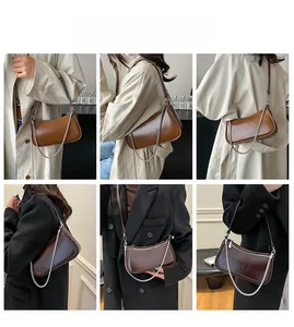 Détail du sac à bandoulière vintage en cuir ciré avec chaîne sur un manteau beige