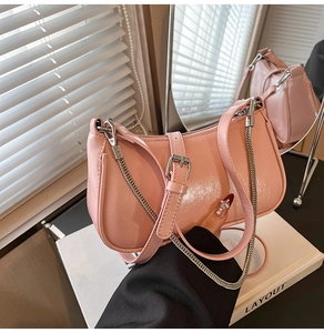 Nahaufnahme der rosa Lackleder-Hobo-Tasche mit Silberkette und glänzendem Finish