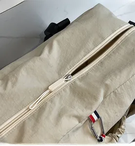Vista macro della cerniera e del nastro colorato sulla borsa da viaggio in nylon kaki