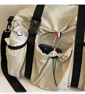 Dettaglio della tasca laterale e della coulisse su una borsa da viaggio in tela