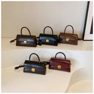 Collezione di piccole borse a tracolla retrò in vari colori con fibbie in metallo