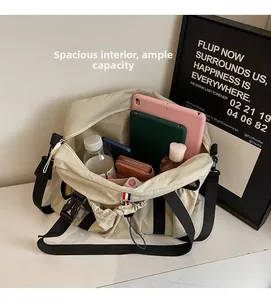 Interno spazioso della borsa a tracolla beige con grande capacità per tablet e altro