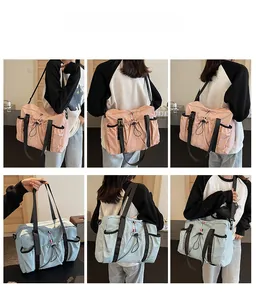 Dettaglio della borsa in tela rosa e blu con tracolla regolabile e tasche laterali
