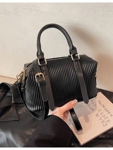 Stilvolle schwarze Faltenhandtasche mit Griffen und verstellbarem Crossbody-Schultergurt