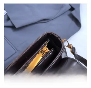 Dettaglio borsa in pelle testa di moro con zip dorata e scomparti interni