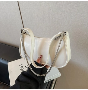 Detailansicht der weißen Vintage-Achseltasche mit Silberkette und glänzendem PU-Leder
