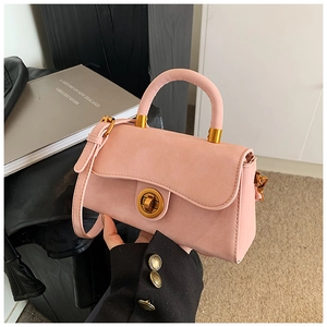 Details der rosa Mini-Handtasche mit rundem Gold-Drehverschluss und festem Tragegriff