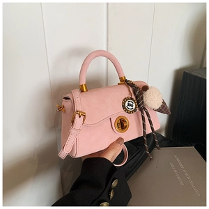 Rosafarbene Handtasche aus Wildleder mit goldenem Drehverschluss und Eiscreme-Plüschanhänger