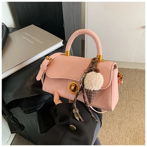 Details der rosa PU-Leder Umhängetasche mit Metalldrehverschluss und Eiscreme-Anhänger