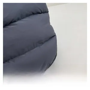 Détail macro du tissu matelassé bleu marine de haute qualité avec texture brillante