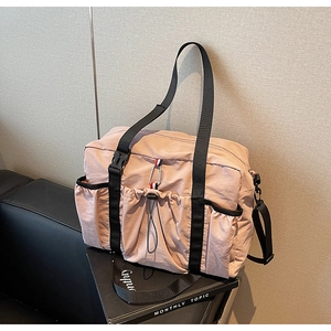 Dettaglio della borsa da viaggio rosa impermeabile con tasca a coulisse e manici robusti