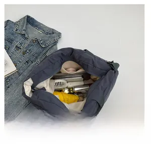 Vue intérieure du cabas en nylon gris foncé montrant une grande capacité pour tablette et objets