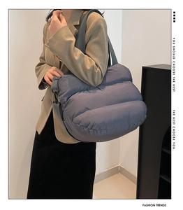 Détail du sac cabas matelassé bleu brume avec bandoulière réglable et texture bouffante