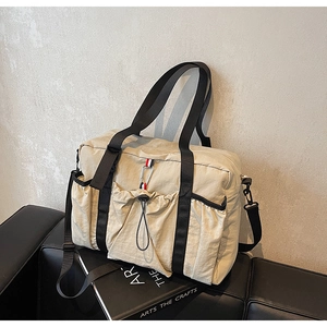 Dettagli della borsa tote in nylon beige con tasche multiple e manici in tessuto