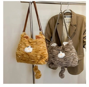 Détail du sac à épaule chat en peluche avec texture douce et design mignon à longue queue