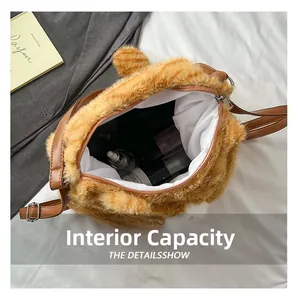 Vue macro de l'intérieur du sac en peluche tigre montrant la doublure et la capacité