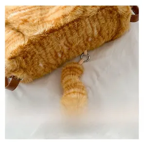 Détail du sac en peluche chat roux rayé avec fourrure synthétique et bandoulière en cuir