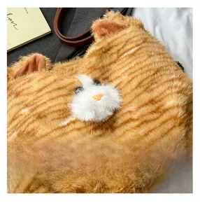 Détail du sac chat en peluche orange avec texture de fourrure douce et sangle cuir