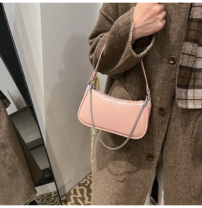 Detailansicht der rosa glänzenden Baguette-Tasche mit Silberkette und Schulterriemen