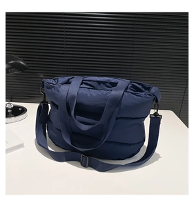 Détail du sac fourre-tout matelassé bleu marine avec nylon rembourré et bandoulière