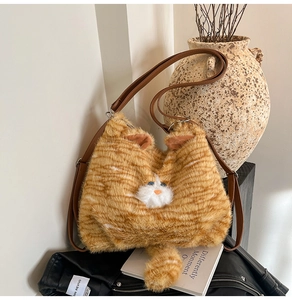 Détail du sac à épaule en peluche chat orange avec texture douce et bandoulière en cuir